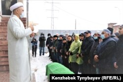 Саяси тұтқын, диссидент, ақын Арон Атабектің жаназасына жиналған жұрт. Алматы, 26 қараша 2021 ж.