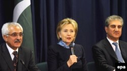 Američka državna sekrtarka Hillary Clinton sa avganistanskim šefom diplomatije Rangin Dadfar Spantom i pakistanskim ministrom spoljnih poslova Mehmudom Kurešijem