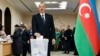 Илҳом Алиев, раиси ҷумҳурии Озарбойҷон, ҳангоми ройдиҳӣ дар интихоботи 9-уми феврали 2020