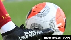 Inscripția "Black Lives Matter" pe o gheată a apărătorului Trent Alexander Arnold în timpul meciului dintre Everton și Liverpool. 21 iunie 2020