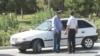 Illýustrasiýa suraty. Polisiýa işgäri ulag sürüjisi bilen.