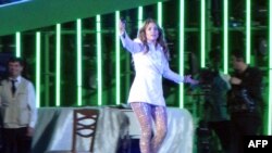 Jennifer Lopez "Awazada" aýdym aýdýar. 29-njy iýun, 2013. 