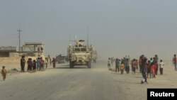 Иракские и американские подкрепления входят в город Каяра освобожденный от исламистских боевиков 28 августа 2016 года