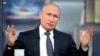 Песков: Путин не обращает внимания на свой рейтинг 