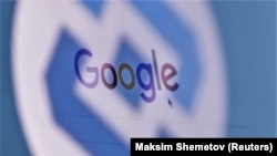 Google -ի մեկնարկային էջին Roskomnadzor ծառայության պատկերանշանը: 
