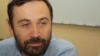 Илья Пономарев, депутат Госдумы России, на круглом столе о ситуации с политическими заключенными в Казахстане. Алматы, 19 мая 2012 года.