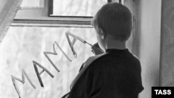 Детским домам - нет, приемным семьям - да: новая политика социальных служб Литвы