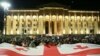 Фото из архива: демонстранты развернули флаг Грузии у здания парламента, требуя освобождения политзаключенных и проведения новых выборов, Тбилиси, 31.03. 2025