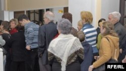 Очередь в Центре обслуживания населения. Тараз, октябрь 2008 года.