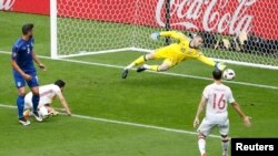 Stade de France, Saint-Denis, la meciul Italia-Spania, David De Gea apără o lovitură a lui Graziano Pelle