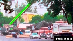 An image from social media shows the Lenin statue being dismantled in Osh.