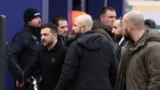 Ukrainanyň prezidenti Wolodymyr Zelenskiý 22-nji ýanwarda Dawosdaky Ukrain öýüne gelýär.