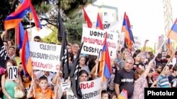 Вірмени в Лівані демонстрували проти зближення з Туреччиною під час візиту президента Вірменії Сержа Сарґсяна до Бейрута. 6 жовтня 2009 р.