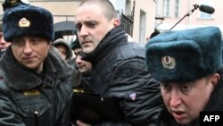 У Сергея Удальцова (в центре) большой опыт общения с милицией...