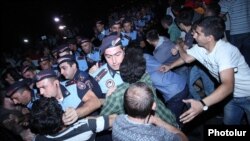 Полицейские применяют силу по отношению к участникам акции протеста «Электрический Ереван» (архив)