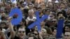 Демонстранти тримають листи зі словом «ні» (OXI) під час мітингу в Афінах. 3 липня 2015 року