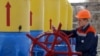 Співробітник повертає вентиль крану на газовій компресорній станції у місті Боярка, 22 квітня 2015 року.
