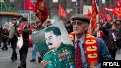На демонстрации в честь 92-й годовщины Октябрьской революции в Москве 