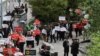 Demonstranti držeći transparente na dan početka štrajka, nakon što sindikat nije uspeo da postigne dogovor s avio-kompanijom, na aerodromu Vancouver u Richmondu, Britanska Kolumbija, Kanada, 16. avgusta 2025.