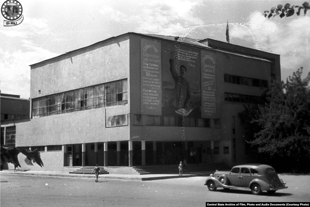 Үкімет үйі ғимараты. 1947 жылы түсірілген сурет (сол жақта). Қазақ ССР Халық комиссариаты кеңесі (үкімет) үйі 1928-1931 жылдары салынды. Жоба авторы – белгілі совет архитекторы Моисей Гинзбург. 1957 жылы қалада үкімет үйі жаңа жерге көшіп, Гинзбургтің ғимараты Қазақ мемлекеттік универститетінің оқу корпусына айналды. 1982 жылы мұнда Темірбек Жүргенов атындағы өнер академиясы көшіп келді. Бұл нысан совет кезеңінен қалған маңызды ескерткіш саналады. Бірақ бірнеше жөндеуден өткен ғимараттың бастапқы қалпы біраз өзгерген.