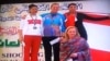 Kuweýtdäki halkara ýaryşynda nyşana ok atmakda birinji ýeri alan gazagystanly sportsmen Mariýa Dmitrienko (ortada) medal gowşurylyş dabarasynda Gazagystanyň milli gimniniň ýerine “Borat” kinokomediýasyndan parodiýa gimni diňlemeli boldy.