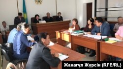 Ақтөбедегі "мұнай ұрлығы" ісіне шыққан үкім бойынша апелляциялық сот отырысына қатысушылар. 24 қыркүйек 2018 жыл.