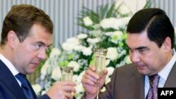 Türkmenistanyň prezidenti Gurbanguly Berdimuhamedow (sagda) we Russiýanyň prezidenti Dmitriý Medwedew Türkmenbaşy şäherinde bolan duşuşykda.