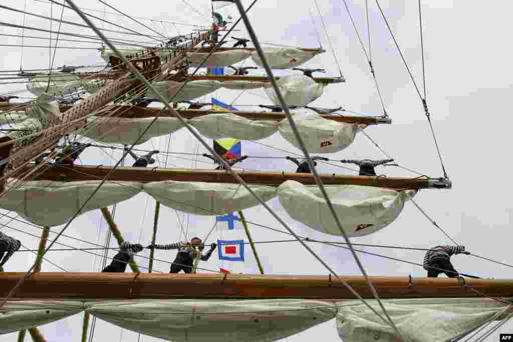Франція – Моряки мексиканського корабля Cuauhtémoc готуються до відплиття в останній день фестивалю вітрильників «Армада» в Руані, 16 червня 2013 року