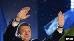 Janukovič je već proglasio pobedu, dok je njegova rivalka rekla da još ništa nije gotovo i da će se boriti za svaki glas.