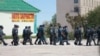 Полицейские возле здания суда. Актау, 3 мая 2012 года.