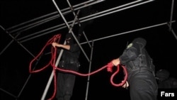 Iranian security officer prepare a hanging rope for an execution. (file photo) 