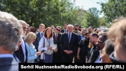 Mai mulți diplomați au vizitat joi locul unui atac rusesc asupra unei clădiri rezidențiale din Kiev, pe 28 august.