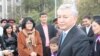 Иса Өмүркулов мэриянын алдына майыптарга көңүл бурууга чакырган “Тоскоолдуксуз шаар” акциясына чыккандар менен жолугушууда. 25-октябрь, 2012.