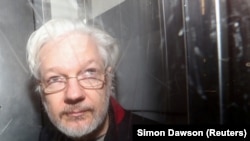 Julian Assange egy bírósági tárgyalást követően Londonban 2020. január 13-án