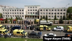 Ռուսաստան, Թաթարստան - Ոստիկանական ու շտապ բուժօգնության ավտոմեքենաները Կազանի թիվ 175 գիմնազիայի մոտ, 11-ը մայիսի, 2021թ․