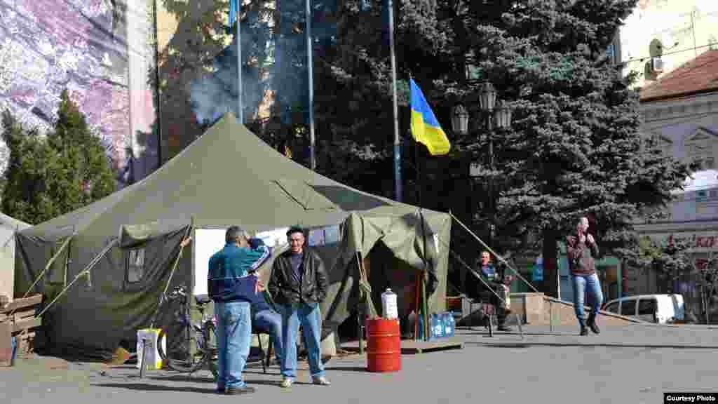 Activiștii grupului Euromaidan monitorizează fără întrerupere ordinea publică din oraș. De curând, piața centrală din Cernăuți, unde se află statuia lui Taras Șevcenko, a fost redenumită în Euromaidan. 10 martie 2014, Cernăuți.