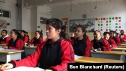 Кашгар шәһәрендә "тәрбия үзәген" хакимият журналистларга күрсәткәндә төшерелгән архив фотосы