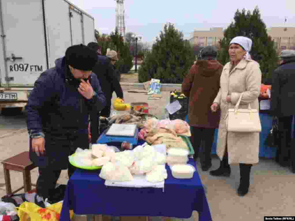 Продавец Мариям торгует мясной и молочной продукцией. На прилавках конина, мясо птицы, творог, сметана. Женщина говорит, что привезла эту продукцию из Актюбинской области. Килограмм творога она продает по 1200 тенге, упаковку домашнего сливочного масла весом около 600-700 граммов – по 900 тенге. Приготовленное из конины традиционное казахское блюдо казы Мариям продает по две тысячи тенге за килограмм. 