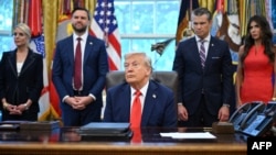 АҚШ президенті Дональд Трамп және оның кабинет мүшелері.
