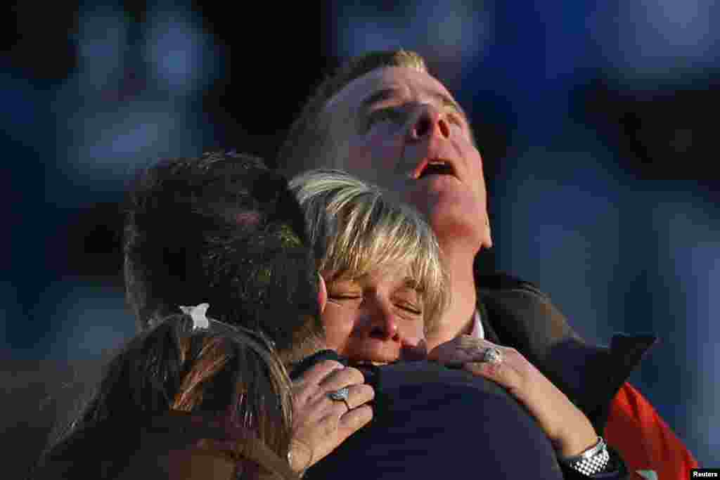 США, Ньютаун – рідні загиблих біля початкової школи Sandy Hook, де чоловік відкрив вогонь по школярах та персоналу. Жертвами стрілянини стали 28 людей, зокрема 20 дітей. 14 грудня 2012 року.