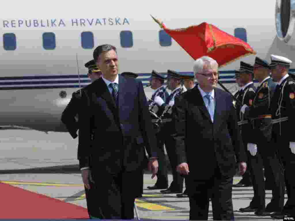 Hrvatski predsjednik dočekan je uz najveće državne počasti u podgoričkoj zračnoj luci. Foto: Savo Prelević