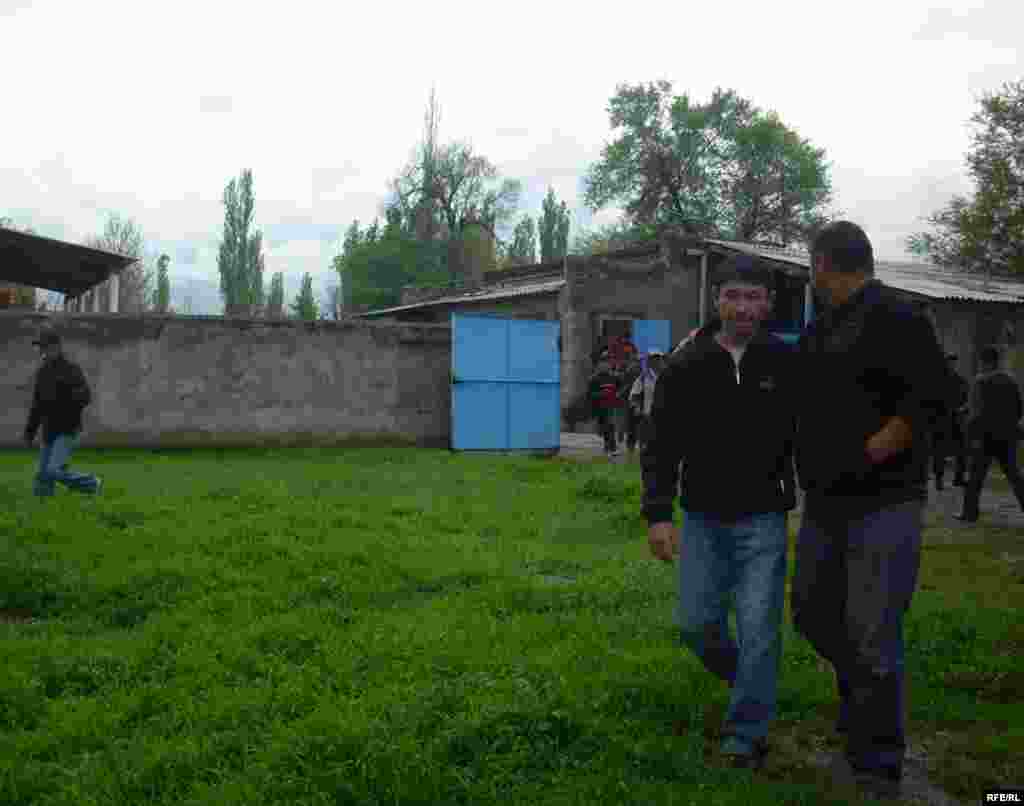 Бир катар күрттөр үйлөрүн таштап качышты. - Kyrgyzstan - The interethnic conflict in village Petrovka. 26Apr2009