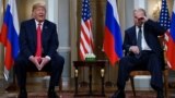 Президент США Дональд Трамп (слева) во время встречи с президентом России Владимиром Путиным в Хельсинки в июле 2018 года