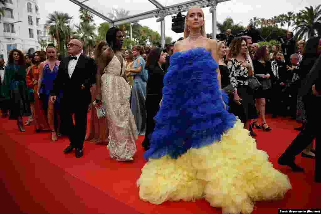 75-й Каннський кінофестиваль – Показ фільму «Les Amandiers» (Forever Young) у конкурсі – Red Carpet Arrivals – Канни, Франція, 22 травня 2022 року. Гостя позує для фото в сукні кольорів українського прапора