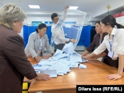 Funcționarii sortează buletinele de vot depuse la secția de votare din Shymkent în timpul referendumului național privind centralele nucleare din octombrie 2024.