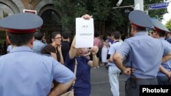 Armenia - Activists protest outside a police building in Yerevan against the criminal investigation into deadly violence at the Harsnakar restaurant, 9Aug2012.