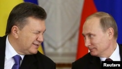 Тодішній президент України Віктор Янукович (зліва) та Володимир Путін на зустрічі Російсько-української міждержавної комісії, грудень 2013 року. В той же період Янукович домовився із президентом Росії про кредит в обсязі 15 мільярдів доларів