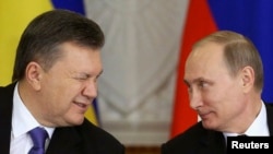 Віктор Янукович (ліворуч) і Володимир Путін, Москва, 17 грудня 2013 року