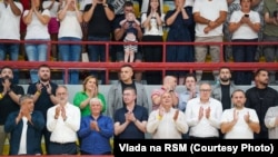 Premijer Hristijan Mickoski i drugi zvaničnici na košarkaškoj utakmici u Kumanovu, Sjeverna Makedonija