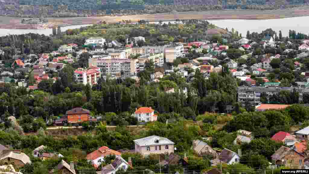 Квартали Мар'їного і Сімферопольське водосховище з висоти плато
